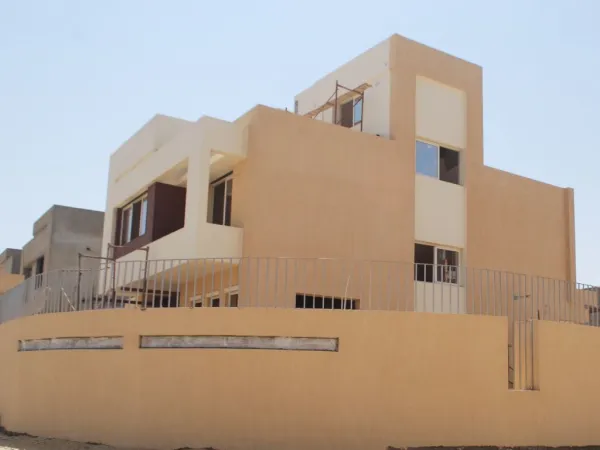 بالتقسيط على مدة تصل إلى 7 سنوات اشتري توين هاوس في كمبوند أب فيل بمساحة 425 متر