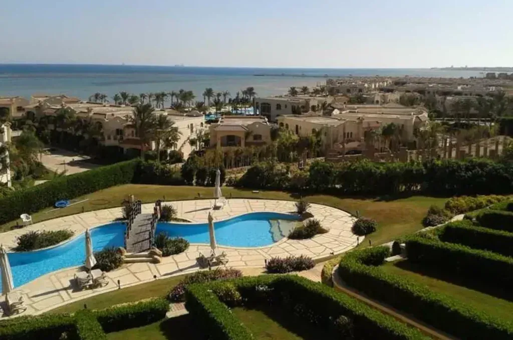 At an attractive price a 180 sqm townhouse in La Vista 5 with a wonderful view