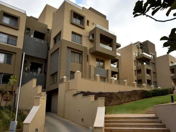 شقق للبيع في كمبوند فيلدج جيت القاهرة الجديدة بالتقسيط ومقدم 20% فقط