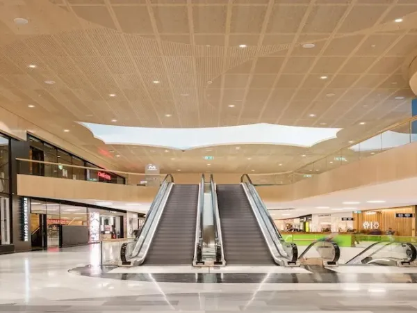 صيدلية 70 م للبيع في موقع مميز جدا داخل مول سولاريا