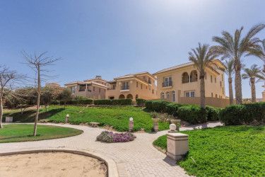 Unit in HYDE PARK Fifth Settlement with 216m